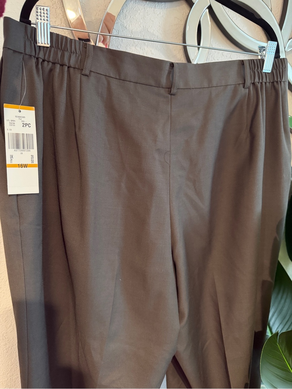 Anne Klein women's green Two-Piece Suit - Picture 3 of 8
